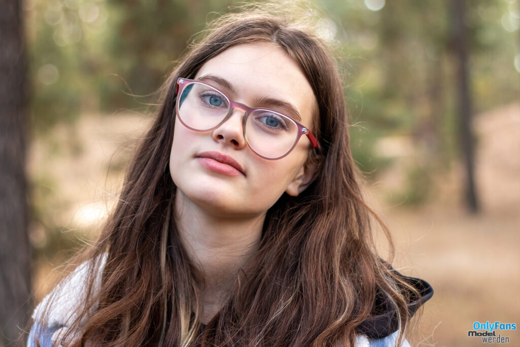 Junge Frau blickt in die Kamera – authentisches Creator-Profil für OnlyFans Launch