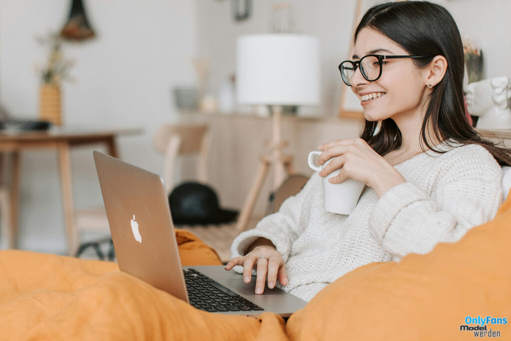 Junge Frau erstellt ihren OnlyFans Account am Laptop von zu Hause aus